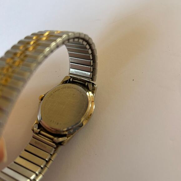 Citizen Watch Co. Quartz Mens Silver & Gold Toned Watch Day & Date - Picture 4 of 5